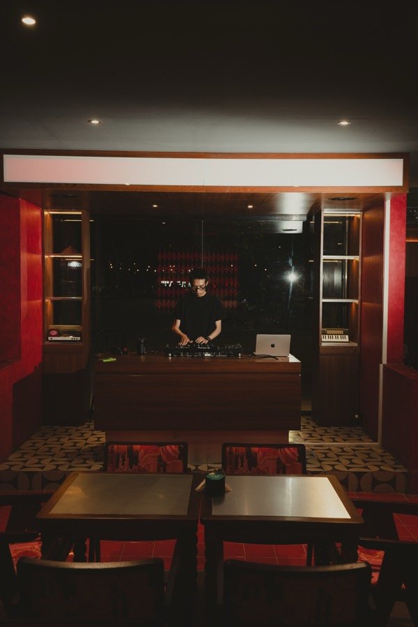 DJ tampil di bawah cahaya hangat The Social Solitude
