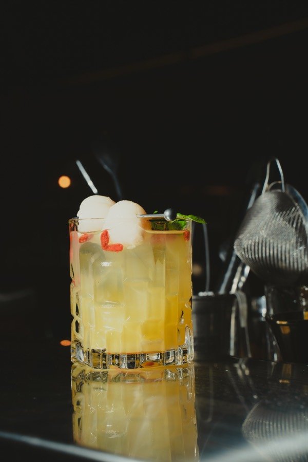 Minuman khas berwarna keemasan yang disajikan di bar The Social Solitude